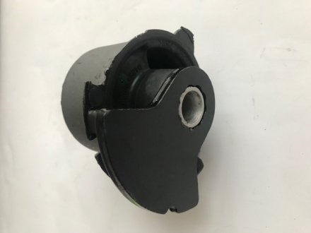 Подушка підрамника заднього, передня ліва MARKET (OEM) 4895391AD